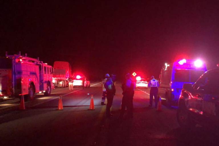 Cierran Autopista Durango-Mazatlán por volcadura de pipa y derrame químico