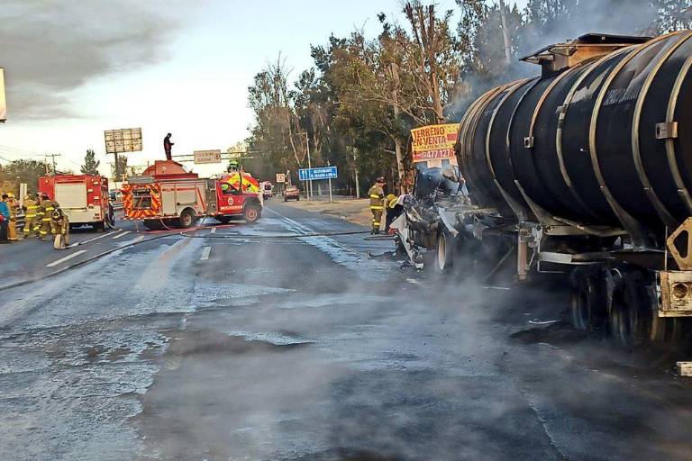 Incendio en la carretera Silao–León deja una pipa y un tráiler calcinados