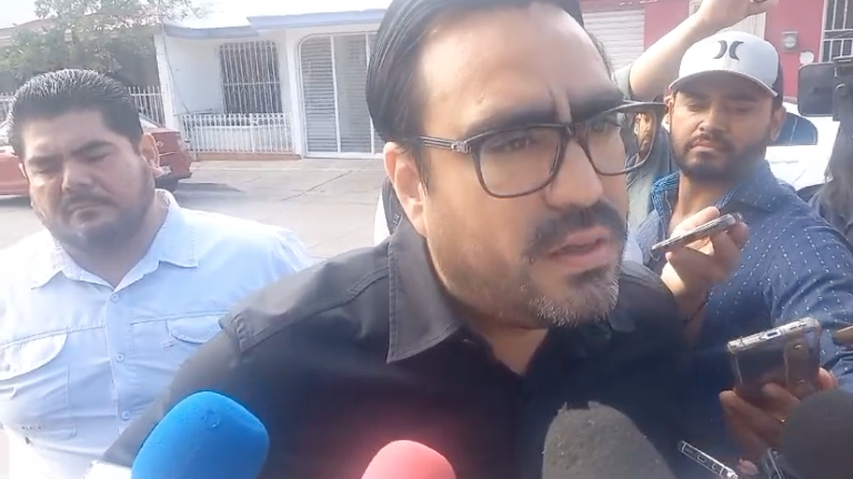 Juan de Dios Gámez Mendívil acude a emitir su voto en el sector Villa Satélite, en Culiacán.