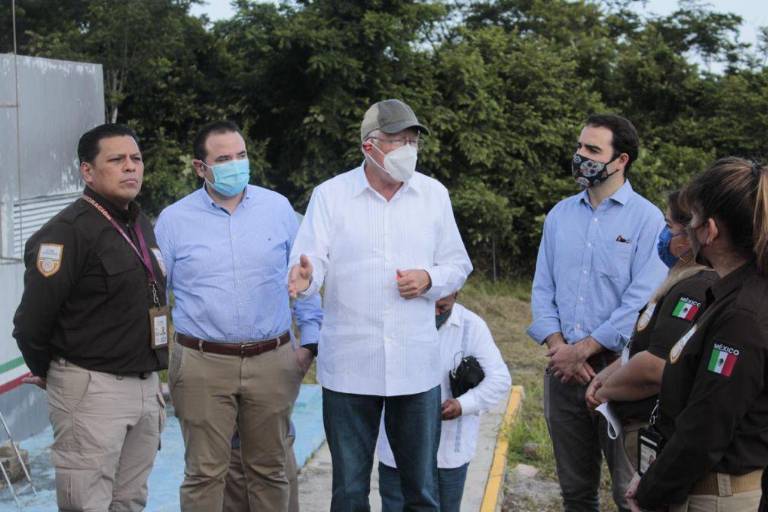 Embajador de EU dialoga con agentes del INM en Tabasco sobre flujo migratorio