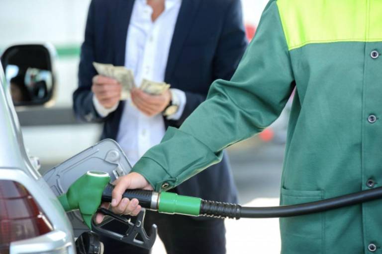López Obrador admite que gasolina es más cara en México que en EU