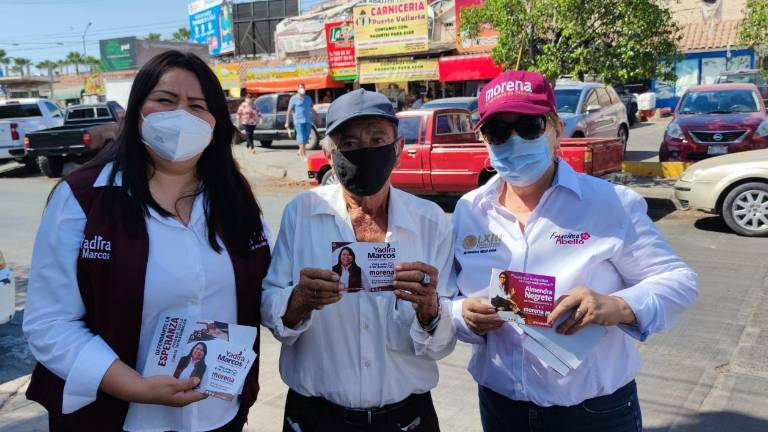 La Diputada federal, Yadira Marcos, en sus recorridos por el Distrito 05 federal en Culiacán.