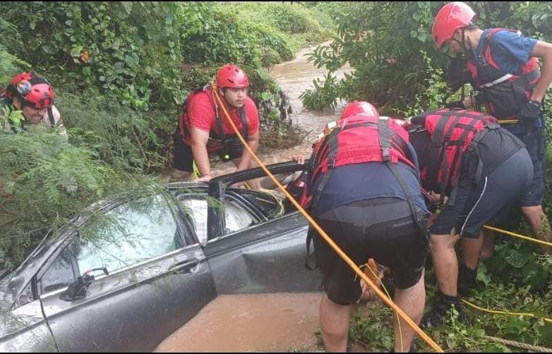 $!Sacan carro accidentado en la Mazatlán-Tepic, donde murió una mujer.
