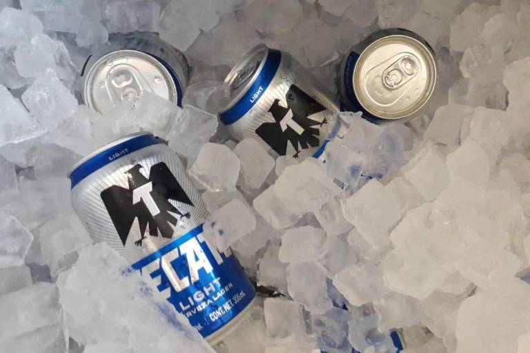 Gobierno de EU impone aranceles extras del 25% al aluminio de latas de cerveza