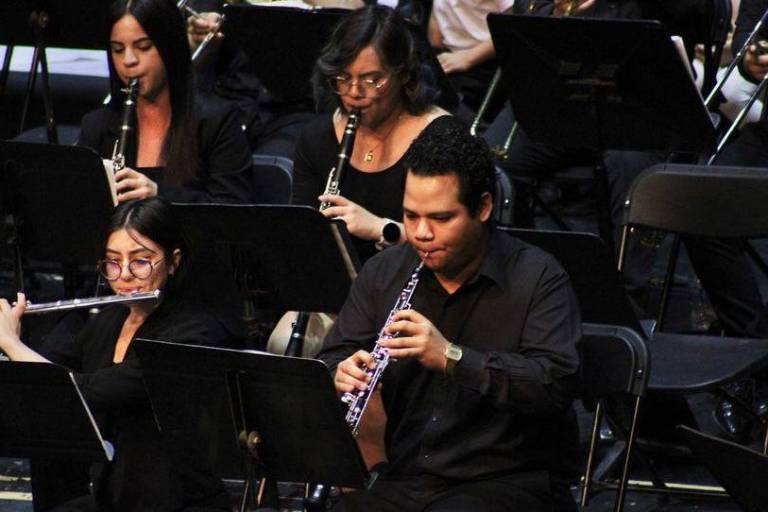 En un mundo de diestros, Jesús sostiene su oboe con la mano izquierda