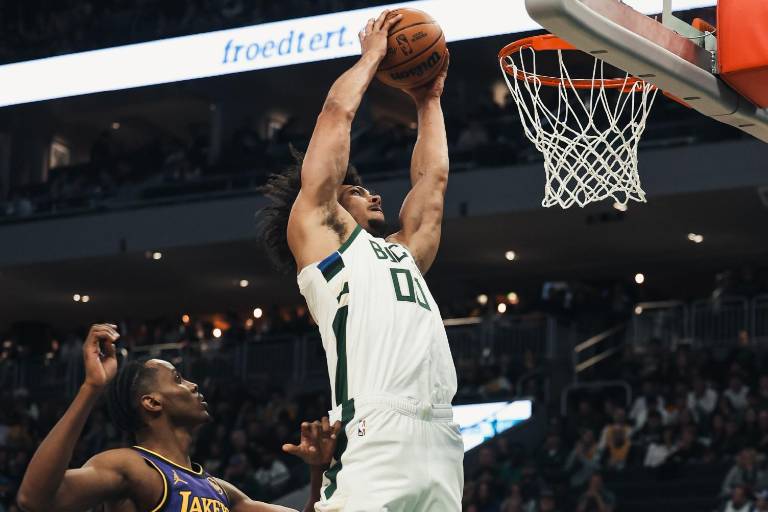 Bucks de Milwaukee cortan racha de tres derrotas con triunfo sobre Lakers mermados