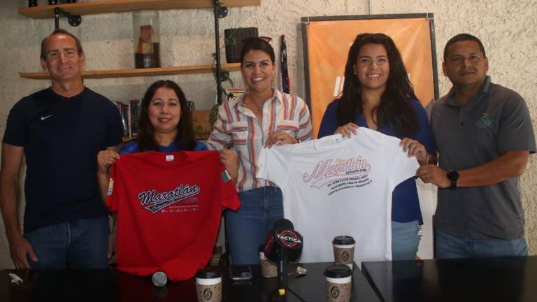 En rueda de prensa se presentan las playeras conmemorativas de la travesía.
