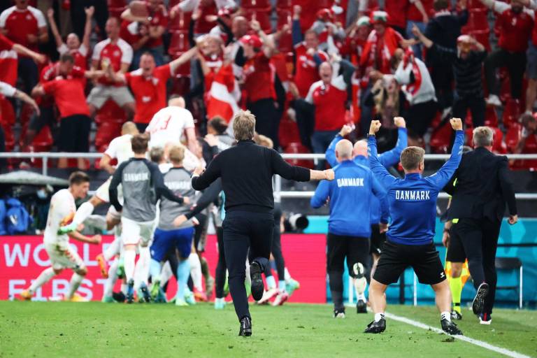 Dinamarca revive en el Parken y elimina a Rusia
