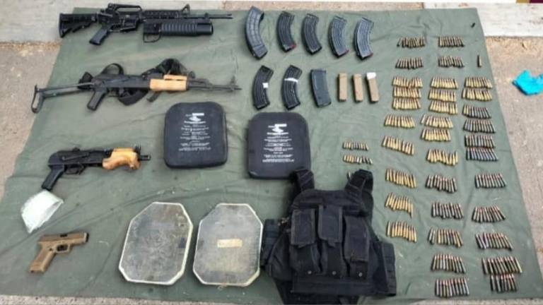 Armamento, cartuchos y equipo táctico fueron asegurados durante un operativo militar en Villa Bonita, en Culiacán.