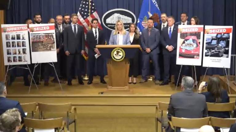 Conferencia de prensa de la Fiscal General de Estados Unidos, Pam Bondi, sobre el decomiso de pastillas de fentanilo al Cártel de Sinaloa.