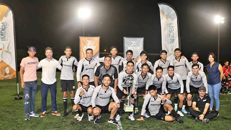 Seguridad Privada Especializada presume su trofeo de campeón.