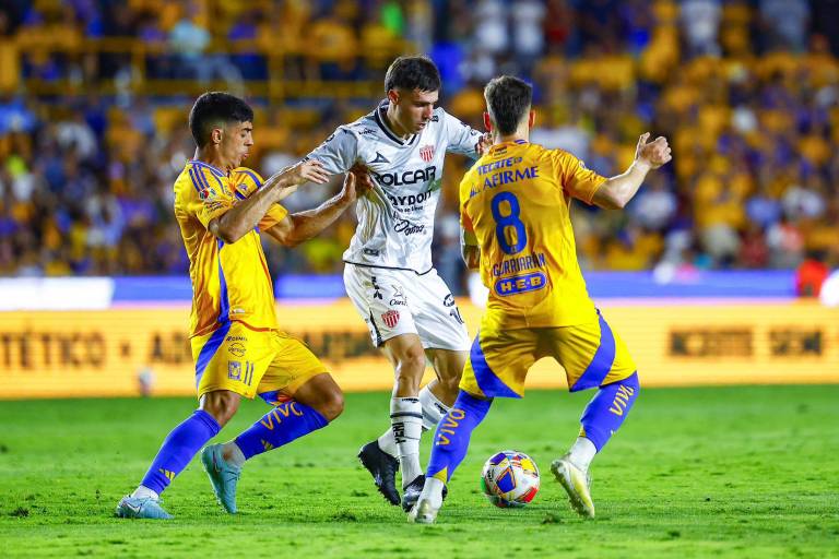 Tigres empata a Necaxa y avanza con polémico gol agónico a la semifinal