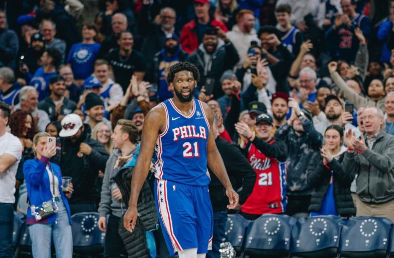 Joel Embiid se somete a cirugía de la rodilla izquierda