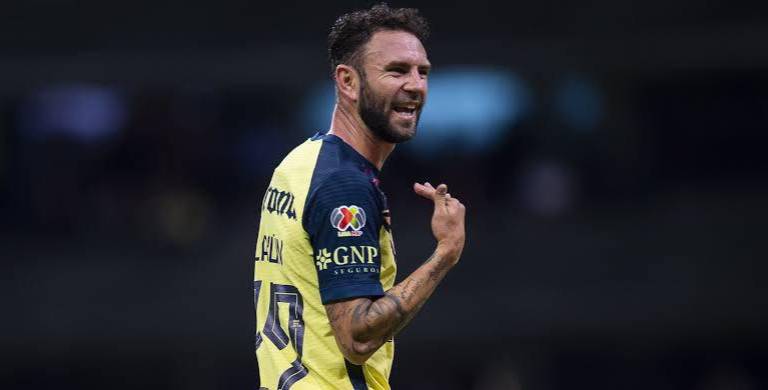 Miguel Layún se defiende.