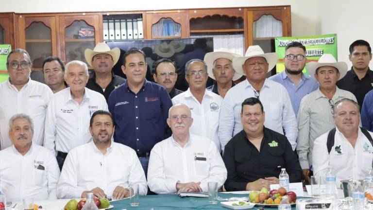 Julio Berdegué junto a los productores de la Asociación de Agricultores del Río Baluarte.