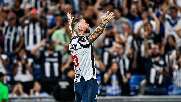 Sergio Ramos inició su etapa como cantante, aunque aclaró que no dejará el futbol.
