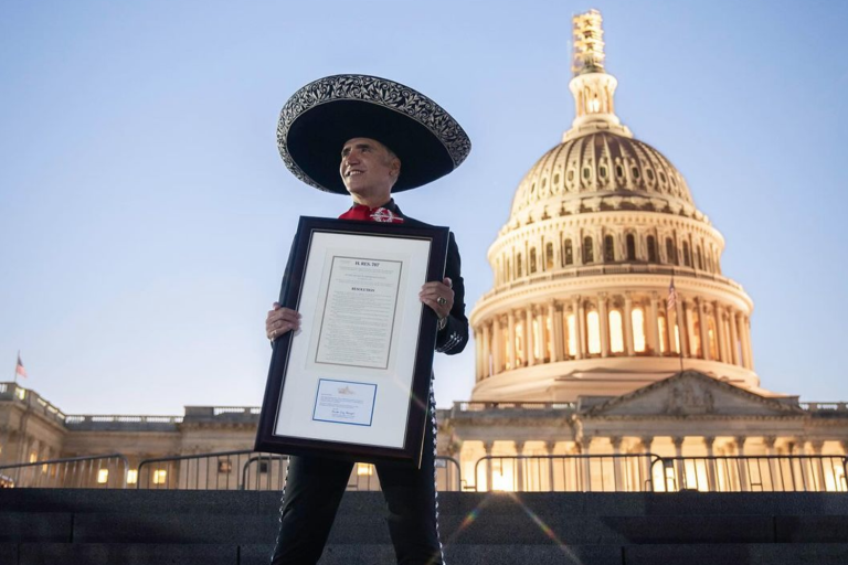 Honran líderes latinos a Alejandro Fernández en el Capitolio de Estados Unidos