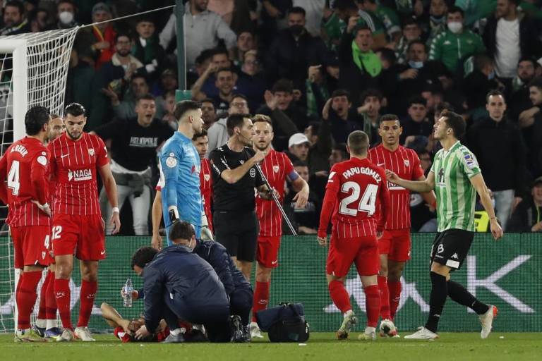 El Betis-Sevilla, de la Copa del Rey, es suspendido luego que un proyectil golpeara a un jugador