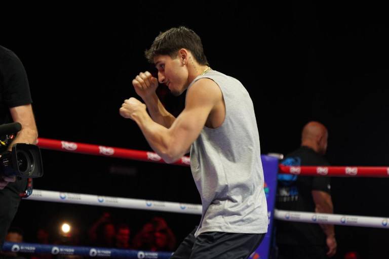 Marco Verde recibe críticas y elogios tras debut en boxeo profesional