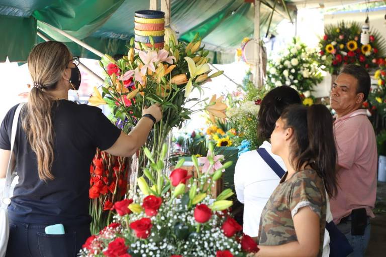 Reconocen comerciantes de Mazatlán encarecimiento de la flor; subió hasta un 70%