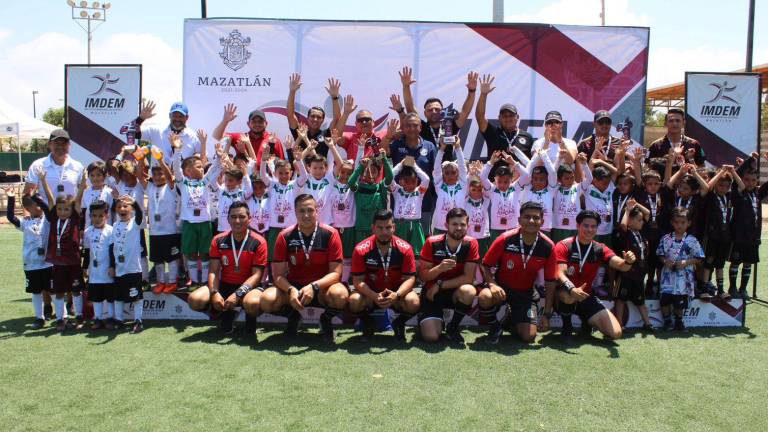 Los primeros lugares suben al podio.