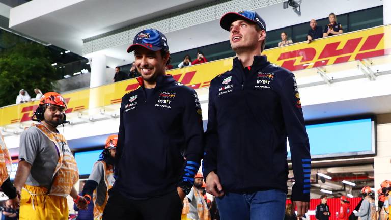 Max Verstappen le echa flores a Sergio “Checo” Pérez.