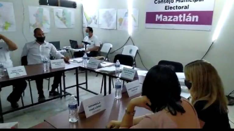 Los integrantes del CME y representantes de partidos en el inicio de la sesión.