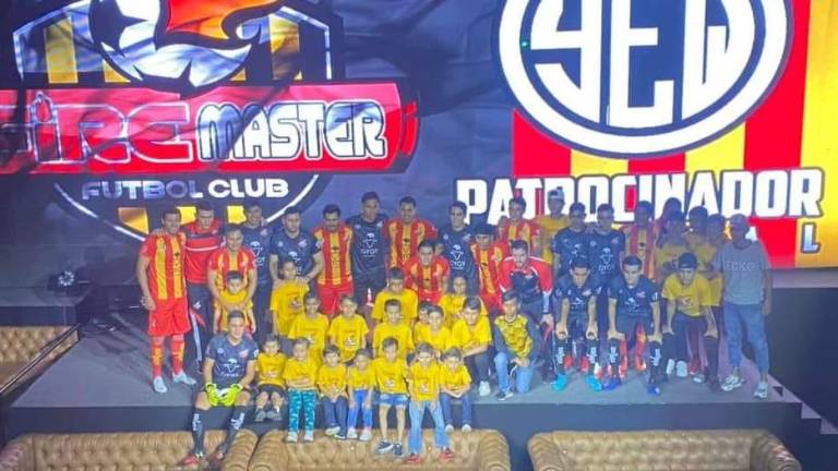 Fire Máster FC muestra sus nuevos uniformes.