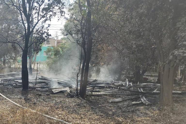 El incendio en un predio de Culiacán moviliza a elementos de Bomberos; solo era un lote baldío