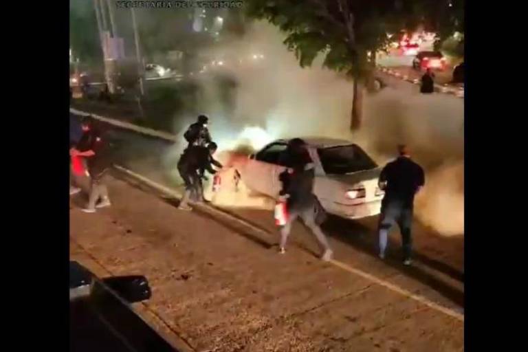 Rescatan a un conductor de su vehículo que ardía en llamas, en Culiacán