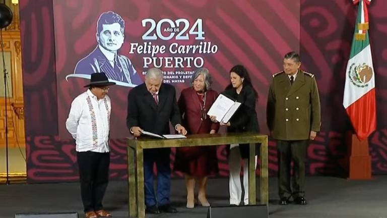 Momento de la firma de las reformas de la Guardia Nacional y de pueblos indígenas.