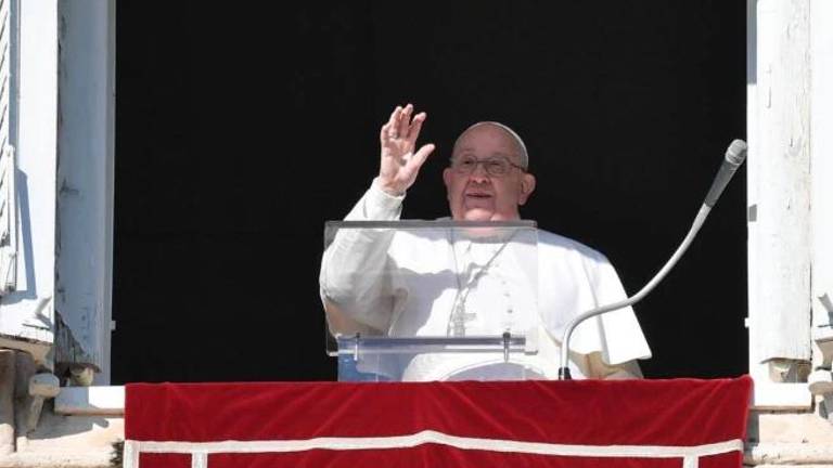 El Papa Francisco saluda y bendice a los fieles congregados en la Plaza de San Pedro del Vaticano para el rezo del Ángelus, el domingo 29 de diciembre de 2024.