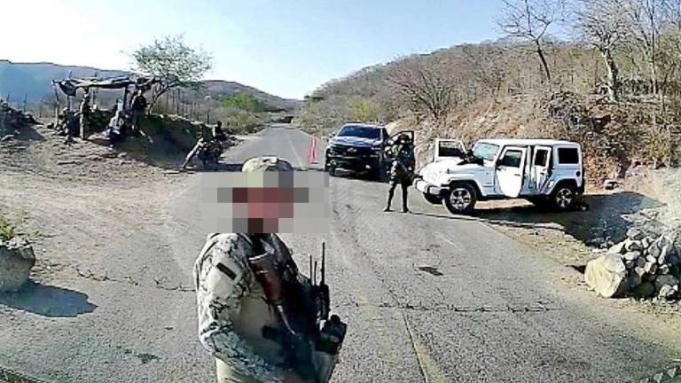 Retén de supuestos delincuentes en un camino hacia comunidades rurales.