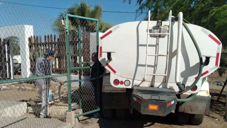 El envío de agua en pipas es por fallas en los equipos de bombeo al no darse abasto las líneas eléctricas por el calor.