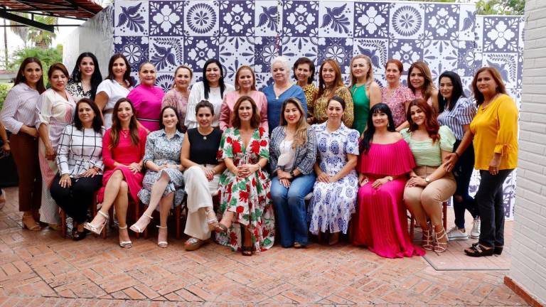 Rosy Fuentes se reúne con las titulares de los DIF municipales.