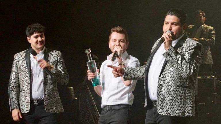 Banda La Adictiva se presenta con mucho éxito en Los Ángeles.