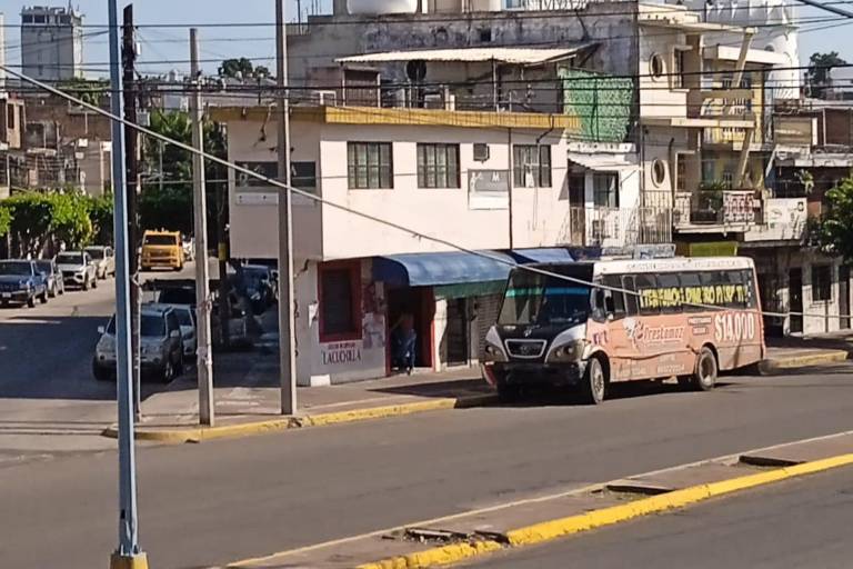 Denuncian que camión descompuesto tapó más de un día el carril preferencial de la Juan Carrasco, en Mazatlán