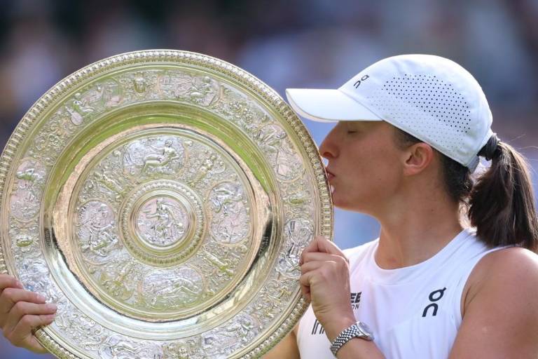 Swiatek arrasa en Wimbledon: doble 6-0 a Anisimova y primer título sobre césped