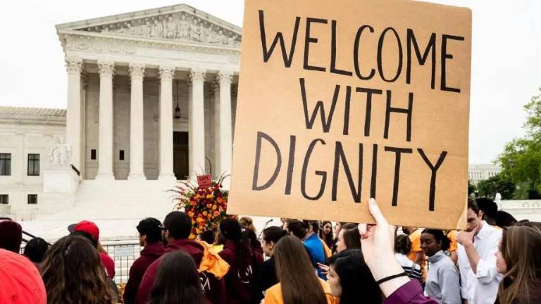 Este martes, Biden firmó una orden que bloquearía el acceso al asilo de las personas que ingresan a la frontera entre Estados Unidos y México bajo ciertas condiciones.