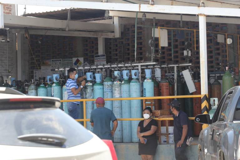 Van a rellenar tanques de oxígeno en Mazatlán, pero no alcanzan pese a que ya abren en domingo
