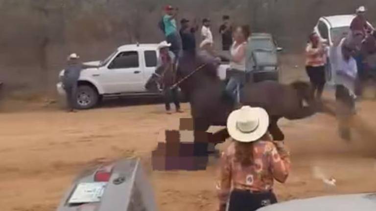 Un jinete arrolló a un espectador en unas carreras de caballos en Choix.