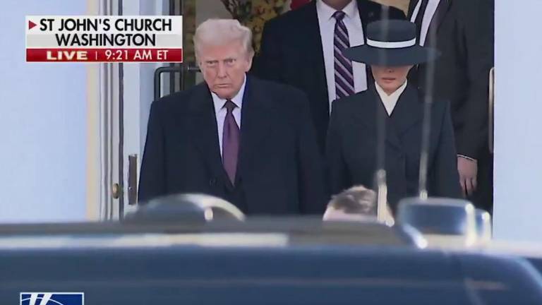 Donald Trump sale de una ceremonia religiosa previa a su investidura como Presidente de Estados Unidos.