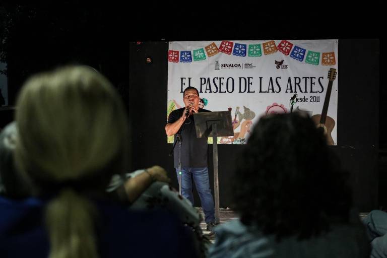 Disfrutan música y poesía en el Paseo de las Artes