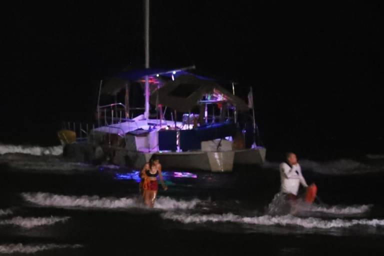 Embarcación turística encalla en Mazatlán; 50 pasajeros descienden en la playa