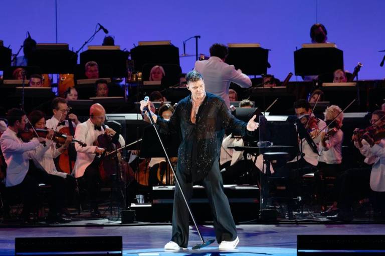 Reciben con ovación a Ricky Martin en conciertos junto a la Orquesta Filarmónica de Los Ángeles