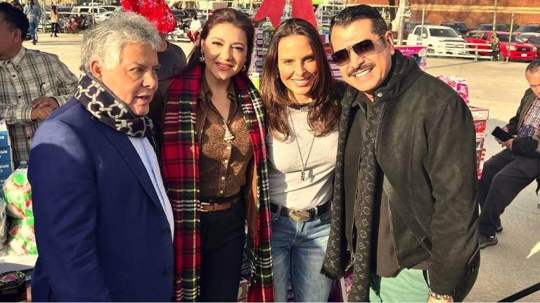 Mitzy, Graciela Beltrán, Kate del Castillo y Marco López reparten juguetes.