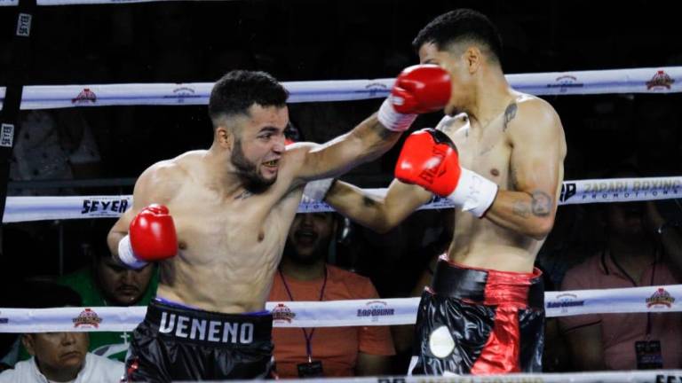 Jesús “Veneno” Aréchiga descarga su puño en el rostro de Mario “Triturador” Díaz.