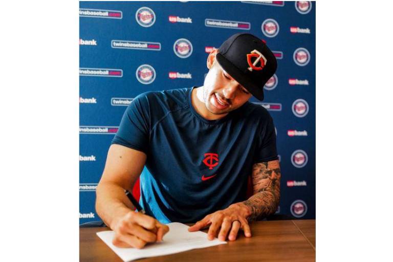Carlos Correa estampa su firma con Mellizos de Minnesota