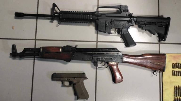 Entre el armamento asegurado destacan fusiles y cargadores abastecidos, presuntamente abandonados por agresores.