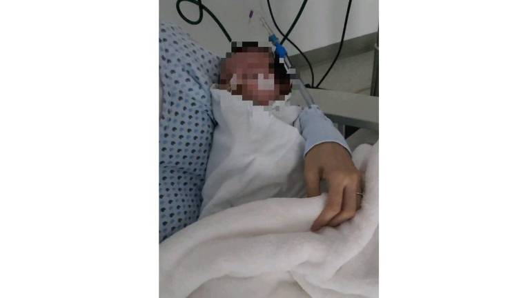 Matías, bebé de Edén Muñoz, líder de Calibre 50, mejora su estado de salud.